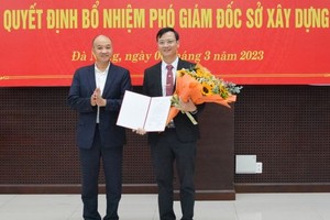 Ông Lê Quang Nam (trái), Phó Chủ tịch UBND thành phố Đà Nẵng trao quyết định bổ nhiệm ông Lê Văn Tuấn, Phó Giám đốc Sở Xây dựng.