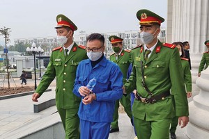 Bị cáo Quản Trọng Đức được áp giải đến tòa.