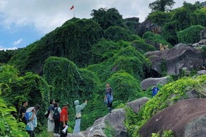 ”Bích họa non thiêng”.