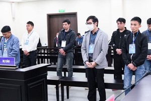 Các bị cáo trong vụ án liên quan đến mua bán trái phép thông tin cá nhân. (Nguồn: Báo Lao động)