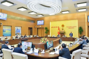 Phó chủ tịch Quốc hội Trần Quang Phương điều hành phiên thảo luận.