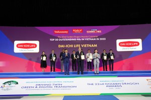 Ông Seigo Fujimaru - Phó tổng giám đốc Điều hành kiêm Phó tổng giám đốc Hành chính Tổng hợp Dai-ichi Life Việt Nam nhận giải thưởng Rồng Vàng với danh hiệu "Doanh nghiệp dẫn đầu về Sản phẩm Chăm sóc Sức khỏe 2022 - 2023". Ảnh: Dai-ichi Life Việt Nam