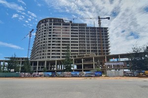 Dự án Khách sạn 5 sao Pullman sau hơn 6 năm triển khai vẫn chưa hoàn thành. Ảnh: N.T.