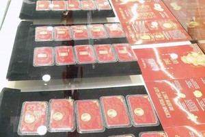 Để chiếm được cảm tình, Lan Anh đã đưa bà V. đến các cửa hàng xe máy, cửa hàng vàng… rồi thực hiện việc mua bán với giá ưu đãi thu tiền lãi ngay. (Ảnh minh họa: Trần Việt/TXVN).