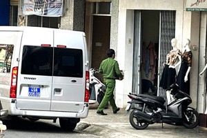 Cơ quan điều tra Công an tỉnh Lâm Đồng khám xét nơi ở của ông Nguyễn Quốc Bắc để phục vụ điều tra. (Nguồn: Báo Lâm Đồng)