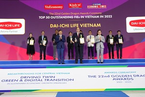 Ông Seigo Fujimaru - Phó Tổng Giám đốc Điều hành kiêm Phó Tổng Giám đốc Hành chính Tổng hợp Dai-ichi Life Việt Nam nhận giải thưởng Rồng Vàng với danh hiệu “Doanh nghiệp dẫn đầu về Sản phẩm Chăm sóc Sức khỏe 2022 - 2023”.