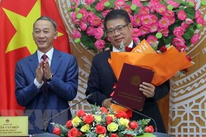 Ông Trần Văn Hiệp, Chủ tịch UBND tỉnh Lâm Đồng trao Quyết định của Thủ tướng Chính phủ cho ông Nguyễn Ngọc Phúc. (Ảnh: Chu Quốc Hùng/TTXVN).