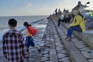 Công trình xây dựng bờ kè giảm sóng biển Cồn Nhàn, xã Bảo Thuận, huyện Ba Tri, tỉnh Bến Tre vừa chống sạt lở vừa trở thành điểm tham quan du lịch hấp dẫn của địa phương.