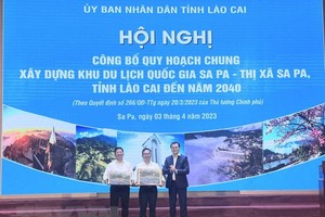 Trao hồ sơ quy hoạch chung xây dựng Khu du lịch Quốc gia Sa Pa cho các lãnh đạo địa phương và cơ quan chức năng. (Ảnh: Hương Thu/TTXVN).