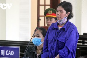 Hai bị cáo tại phiên xét xử.