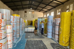 Lực lượng quản lý thị trường TP.HCM kiểm tra và thu giữ hơn 10.000 m2 tấm lợp lấy sáng Polycarbonate tại 02 chi nhánh của Công ty ANT vì nghi nhập lậu.