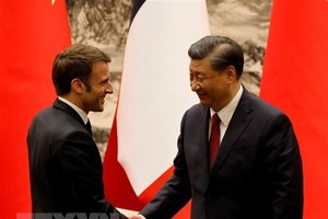 Chủ tịch Trung Quốc Tập Cận Bình (phải) trong cuộc hội đàm với Tổng thống Pháp Emmanuel Macron đang ở thăm Bắc Kinh, ngày 6/4/2023. (Ảnh: AFP/TTXVN).