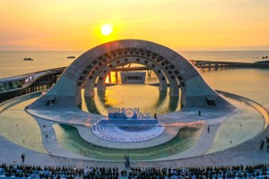 “Sửng sốt” trước độ hoành tráng của sân khấu Fashion Voyage 5 tại thị trấn Hoàng Hôn