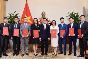 Thứ trưởng Ngoại giao Hà Kim Ngọc trao quyết định tiếp nhận, điều động và bổ nhiệm 8 lãnh đạo cấp Vụ. (ảnh: Chinhphu.vn).