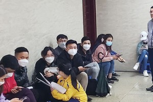 Người mua nhà ở xã hội cần mức lãi vay thấp, ổn định trong thời gian dài. Ảnh người dân chờ đợi nộp hồ sơ mua nhà ở xã hội NHS Trung Văn.