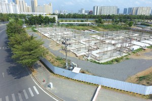 Sau nhiều năm thi công, một số công trình trong dự án The Water Bay chỉ mới xây xong phần móng, với hàng nghìn trụ bê tông tua tủa khung sắt đang hoen gỉ.