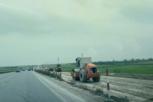 Tuyến đường nối 2 cao tốc đoạn qua địa phận tỉnh Hưng yên đang được đơn vị thi công đẩy nhanh tiến độ. Ảnh: Phạm Đăng.