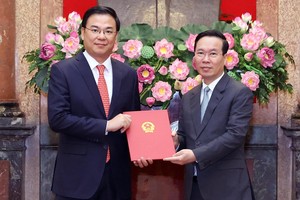 Chủ tịch nước Võ Văn Thưởng trao Quyết định bổ nhiệm Đại sứ Việt Nam tại Nhật Bản cho ông Phạm Quang Hiệu.