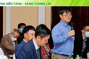 Cổ đông Tô Hồng Sơn phát biểu tại một đại hội cổ đông.