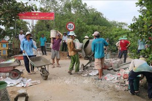 Nhân dân ấp 5, xã Mỹ Thành Nam, huyện Cai Lậy tham gia phát triển giao thông nông thôn. Ảnh tư liệu: Minh Trí/TTXVN.