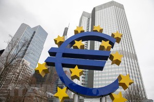 Biểu tượng đồng euro ở phía trước trụ sở Ngân hàng trung ương châu Âu tại Frankfurt am Main, Đức. (Ảnh: AFP/TTXVN)