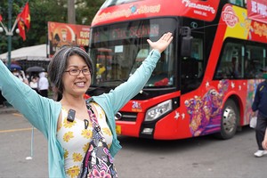 Du khách hào hứng khi được trải nghiệm miễn phí xe bus 2 tầng tham quan Hà Nội.