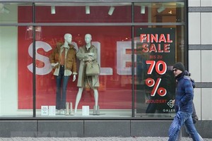 Một cửa hàng đăng biển hạ giá hàng hóa tại Berlin, Đức ngày 2/3/2023. (Ảnh: THX/TTXVN)