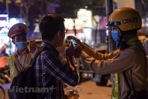 Kiểm tra nồng độ cồn của lái xe. (Nguồn: Vietnam+)