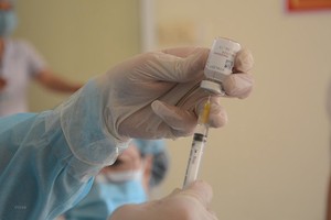 Cận cảnh lấy vaccine ngừa COVID-19. (Ảnh: Văn Dũng/TTXVN)