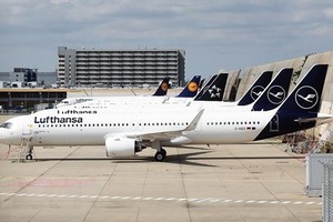 Máy bay của hãng hàng không Lufthansa tại sân bay Frankfurt, Đức. (Ảnh: AFP/TTXVN)