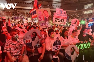 Các cử tri ủng hộ đảng Quyền lực nhà nước nhân dân (PPRP) có mặt buổi vận động tranh cử cuối cùng trước thềm Tổng tuyển cử tại Trung tâm Thanh thiếu niên Bangkok hôm 12/5/2023. Ảnh: VOV - Bangkok.