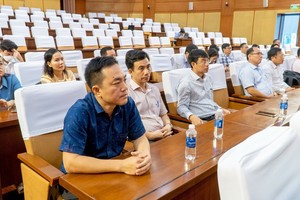 Các thí sinh nghe phổ biến quy chế, quy định trước khi vào phòng thi (Ảnh: Mạnh Thắng)