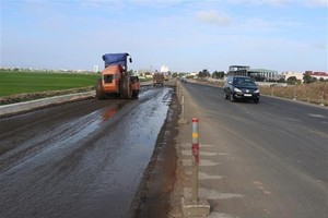 Đơn vị thi công thực hiện dự án cải tạo, nâng cấp một tuyến Quốc lộ. (Ảnh: Phạm Cường/TTXVN)