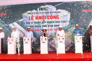 Các đại biểu thực hiện nghi thức bấm nút khởi công Dự án Nhà ở thuộc quy hoạch Khu thiết chế công đoàn tỉnh Bình Định. Nguồn: binhdinh.gov.vn.