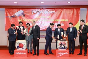 Các đại biểu cùng tham gia vào nghi thức Kagamibiraki chào mừng đường bay Vietjet đến Hiroshima.