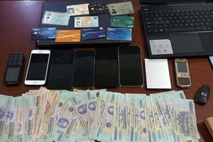 Tang vật một vụ án cá độ bóng đá. (Ảnh: TTXVN phát)