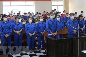 Các bị cáo tại phiên tòa ngày 24/5. (Ảnh: Công Mạo/TTXVN)