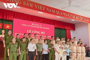 Thượng tá Nguyễn Đình Dương và Đại tá Nguyễn Hoàng Thắng chụp ảnh lãnh đạo Công an TP.HCM và lãnh đạo TP. Thủ Đức. (Ảnh: Kim Tuyến)