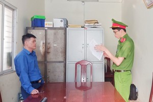 Cơ quan chức năng đọc các Quyết định, Lệnh tố tụng đối với bị can Phạm Văn Nam. Ảnh: Công an Bắc Giang.