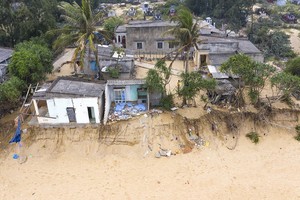 Bờ biển ở thị xã Đức Phổ bị sạt lở nghiêm trọng đe dọa đến các hộ dân.