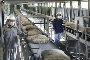 Giá điện tăng sẽ ảnh hưởng lớn đến các ngành sản xuất tiêu thụ nhiều điện năng như thép, xi măng…