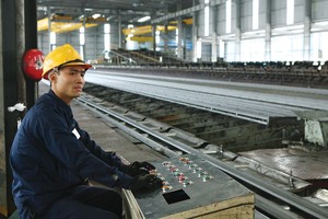 Trong hai tháng qua, nhiều doanh nghiệp ngành thép liên tiếp giảm giá bán.