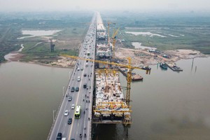 Tiến độ giải ngân đầu tư công được đẩy mạnh sẽ tạo ra lượng công việc dồi dào cho các doanh nghiệp xây dựng hạ tầng.