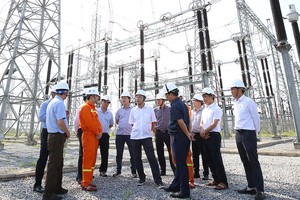 Đoàn công tác nghe báo cáo công tác vận hành tại Trạm biến áp 500kV Nghi Sơn (Thanh Hóa).