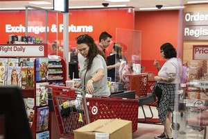 Người dân mua hàng tại siêu thị ở Oregon (Mỹ). (Ảnh: THX/TTXVN)