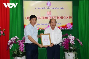 Ông Phạm Thiện Nghĩa, Chủ tịch UBND tỉnh Đồng Tháp trao quyết định cho ông Đoàn Tấn Bửu.