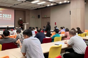 Để đưa tin về đại hội cổ đông, đôi khi nhà báo phải tiếp cận với tư cách… cổ đông.