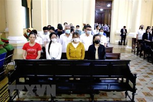 Các bị cáo (tại ngoại) tại phiên tòa sáng 6/6/2023. (Ảnh: Thành Chung/TTXVN)