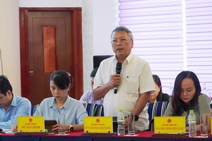 Đại diện Sở Tài nguyên và Môi trường tỉnh Quảng Trị giải đáp các kiến nghị của doanh nghiệp. Ảnh: Tiến Nhất.