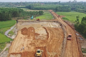 Thi công cao tốc Bắc - Nam giai đoạn 2021 - 2025, đoạn Quảng Ngãi- Hoài Nhơn.